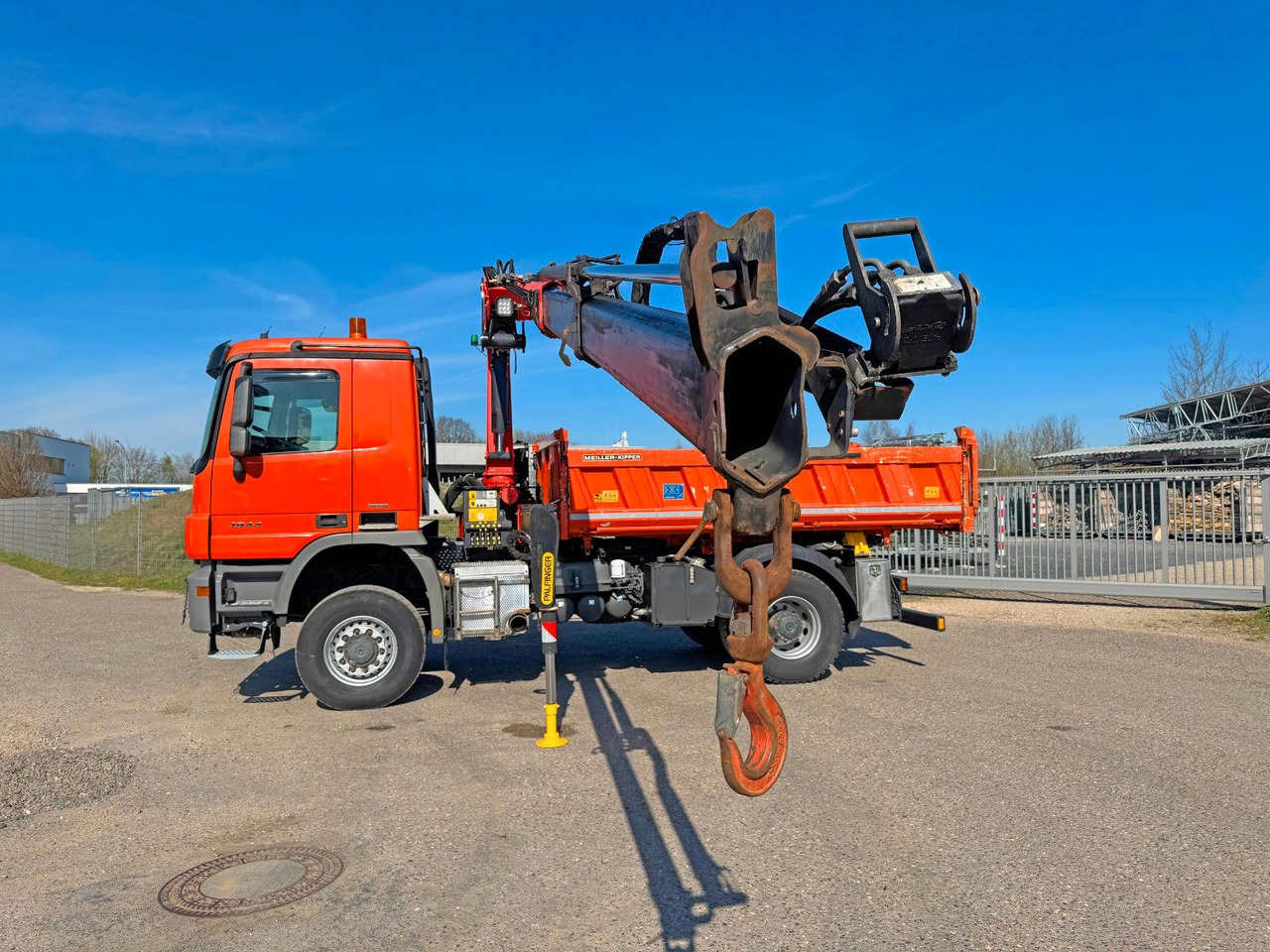 Mercedes-Benz 1844 4x4 Meiller 3S Bordmatik Palfinger PK16001K - Truk jungkit: gambar 5 Mercedes-Benz 1844 4x4 Meiller 3S Bordmatik Palfinger PK16001K - Truk jungkit: gambar 5