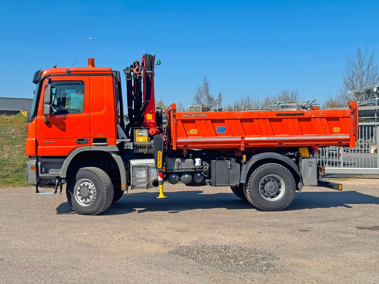 Mercedes-Benz 1844 4x4 Meiller 3S Bordmatik Palfinger PK16001K - Truk jungkit: gambar 3 Mercedes-Benz 1844 4x4 Meiller 3S Bordmatik Palfinger PK16001K - Truk jungkit: gambar 3