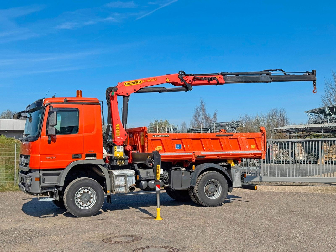 Mercedes-Benz 1844 4x4 Meiller 3S Bordmatik Palfinger PK16001K - Truk jungkit: gambar 1 Mercedes-Benz 1844 4x4 Meiller 3S Bordmatik Palfinger PK16001K - Truk jungkit: gambar 1