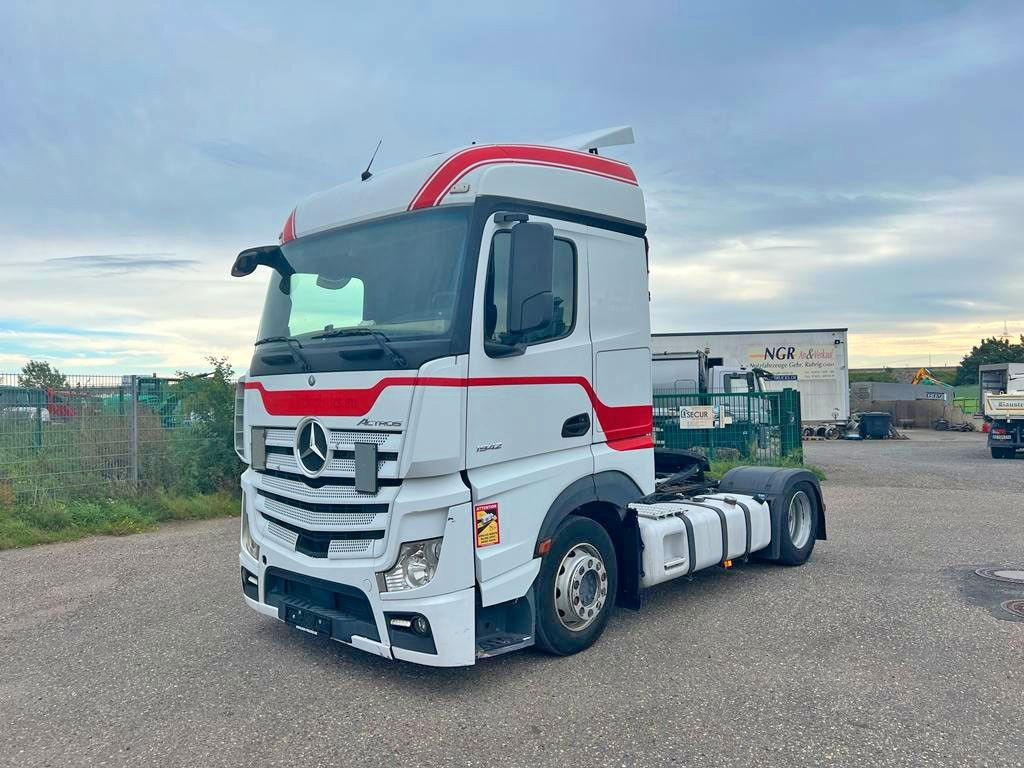 Mercedes-Benz 1842 4X2 mit Höhenverstellbarer Sattelkuppung Mercedes-Benz 1842 4X2 mit Höhenverstellbarer Sattelkuppung - Tractor head: gambar 1 Mercedes-Benz 1842 4X2 mit Höhenverstellbarer Sattelkuppung Mercedes-Benz 1842 4X2 mit Höhenverstellbarer Sattelkuppung - Tractor head: gambar 1