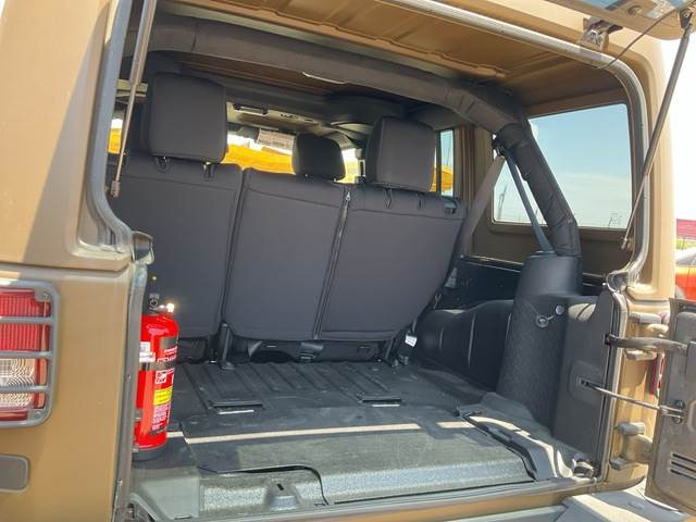 Mobil Jeep Wrangler JK Command: gambar 16