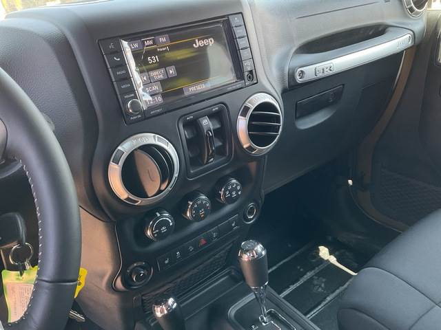 Mobil Jeep Wrangler JK Command: gambar 15