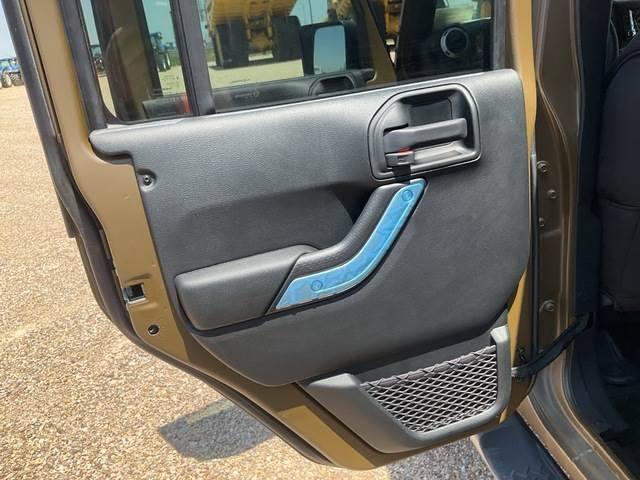 Mobil Jeep Wrangler JK Command: gambar 18