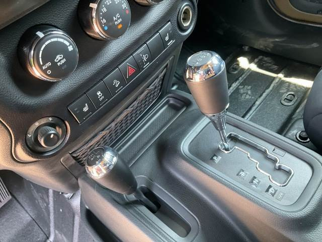 Mobil Jeep Wrangler JK Command: gambar 13