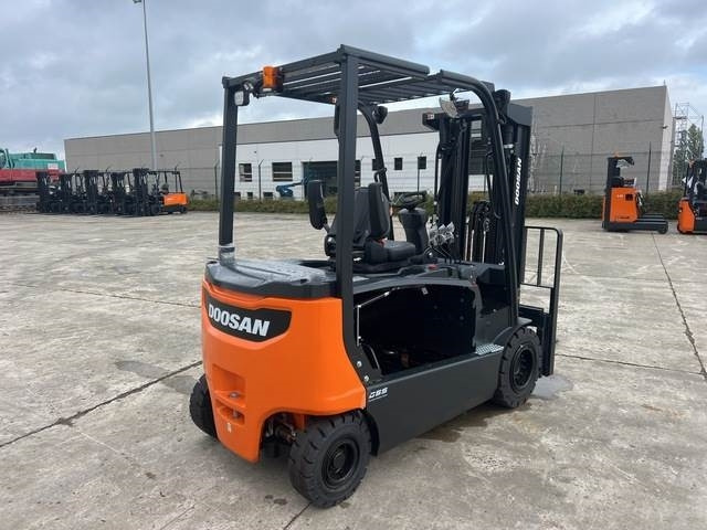 Doosan B30X-7 PLUS - Forklift listrik: gambar 3 Doosan B30X-7 PLUS - Forklift listrik: gambar 3