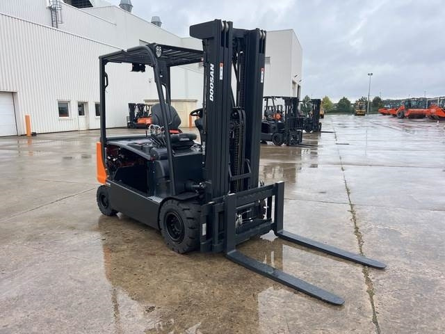 Doosan B35X-7 PLUS - Forklift listrik: gambar 4 Doosan B35X-7 PLUS - Forklift listrik: gambar 4