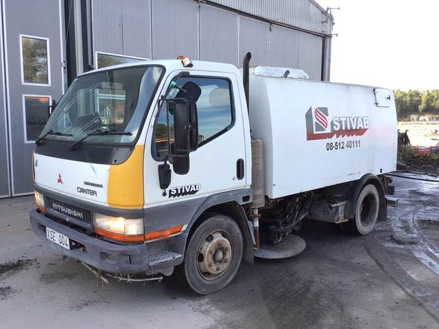 Mitsubishi Canter - Penyapu jalan: gambar 1 Mitsubishi Canter - Penyapu jalan: gambar 1