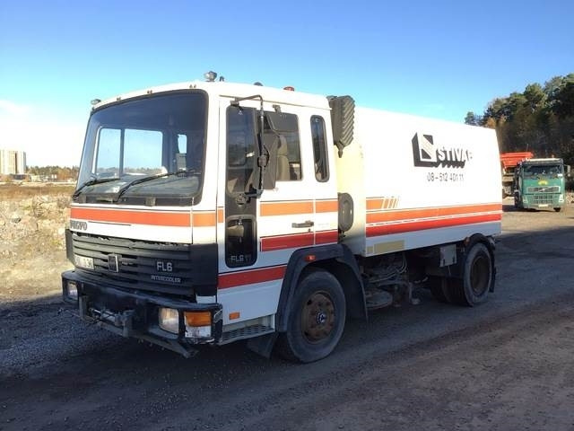 Volvo FL611 - Penyapu jalan: gambar 1 Volvo FL611 - Penyapu jalan: gambar 1