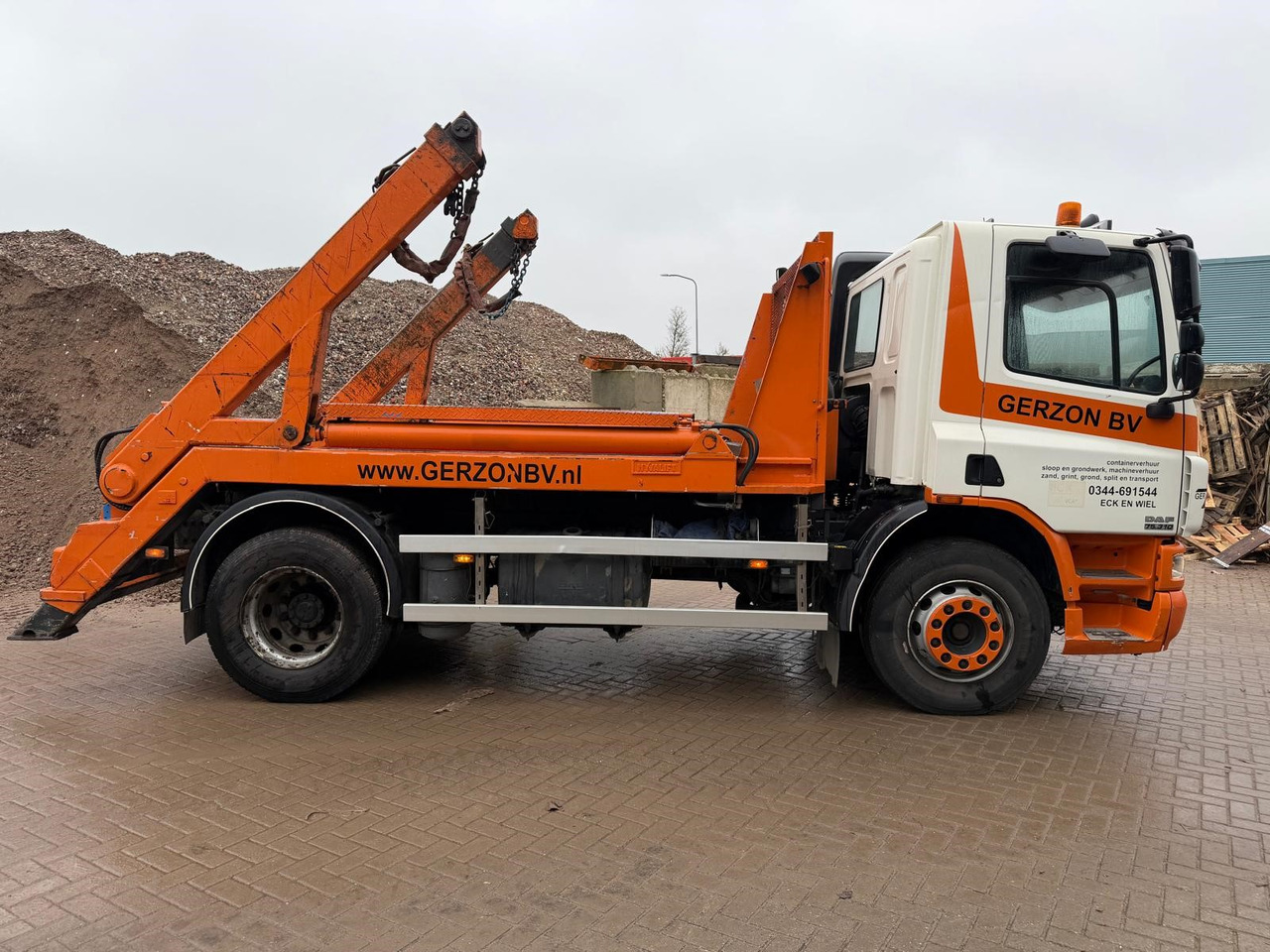 DAF CF 75.310 - Truk skip loader: gambar 2 DAF CF 75.310 - Truk skip loader: gambar 2