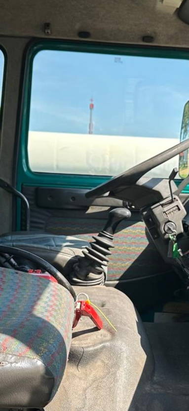 Interior photo 1: Truk tangki Renault Midliner 150