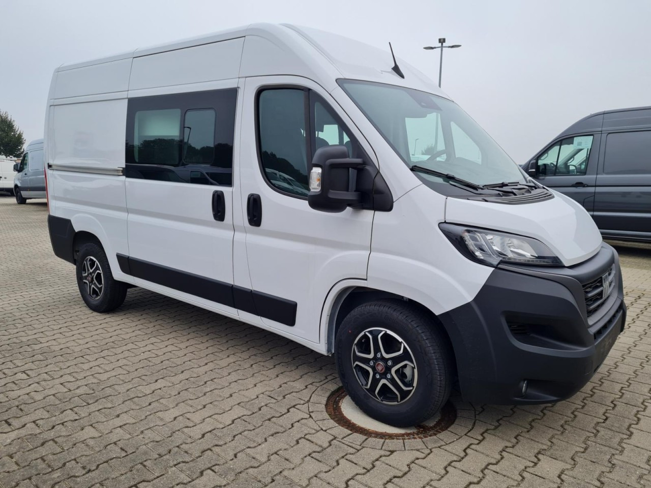 Fiat Ducato 35 Kombi Doka 7-Sitze 2x Schiebetür Maxi L2H2 - Bus mini, Van penumpang: gambar 4 Fiat Ducato 35 Kombi Doka 7-Sitze 2x Schiebetür Maxi L2H2 - Bus mini, Van penumpang: gambar 4
