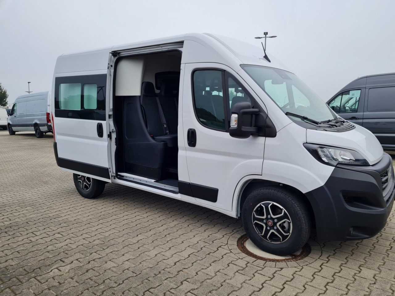 Fiat Ducato 35 Kombi Doka 7-Sitze 2x Schiebetür Maxi L2H2 - Bus mini, Van penumpang: gambar 3 Fiat Ducato 35 Kombi Doka 7-Sitze 2x Schiebetür Maxi L2H2 - Bus mini, Van penumpang: gambar 3