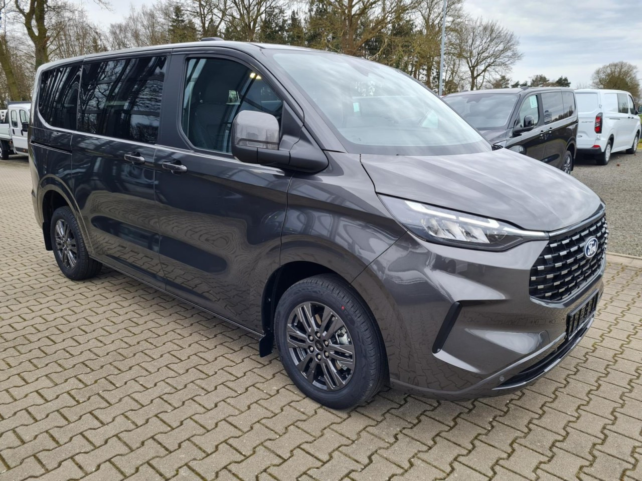 Ford Tourneo Custom 320 L1 AG Titanium X AHK LED NAVI 2X SCHIEBE - Van penumpang: gambar 3 Ford Tourneo Custom 320 L1 AG Titanium X AHK LED NAVI 2X SCHIEBE - Van penumpang: gambar 3