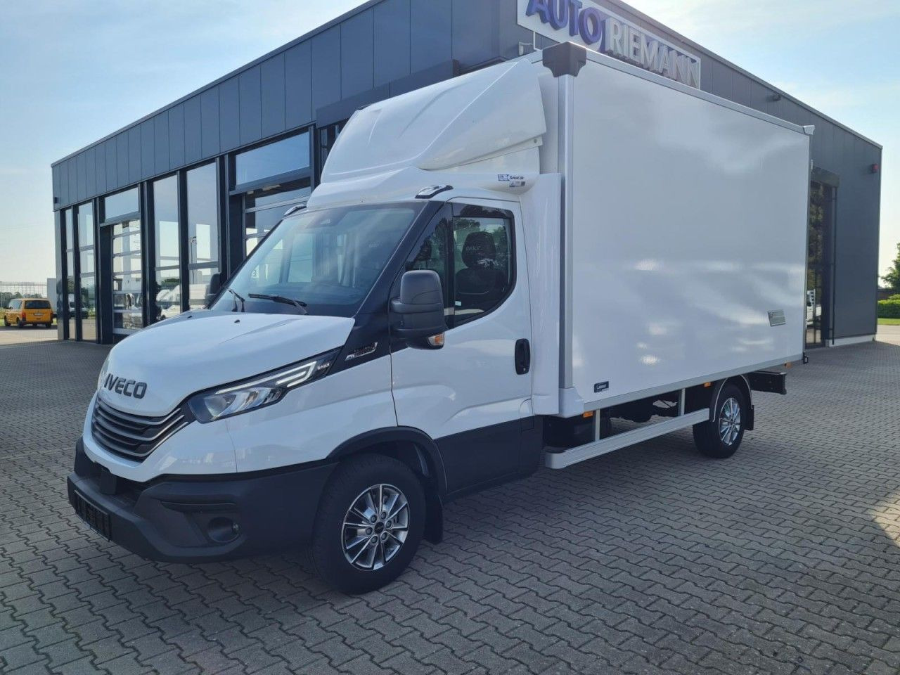 Iveco 35S 18 3.0 Koffer Hi Matic LM KLIMA KAMERA Navig - Van box: gambar 3 Iveco 35S 18 3.0 Koffer Hi Matic LM KLIMA KAMERA Navig - Van box: gambar 3