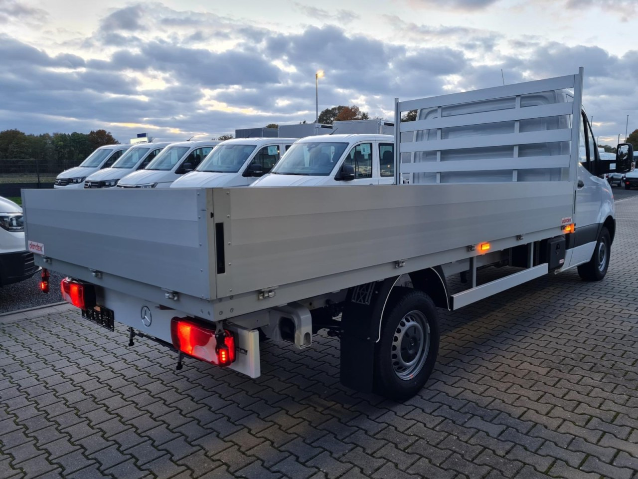 Mercedes-Benz Sprinter 317 CDI Pritsche L3 lang RWD KLIMA TEMPOMAT - Van flatbed: gambar 4 Mercedes-Benz Sprinter 317 CDI Pritsche L3 lang RWD KLIMA TEMPOMAT - Van flatbed: gambar 4