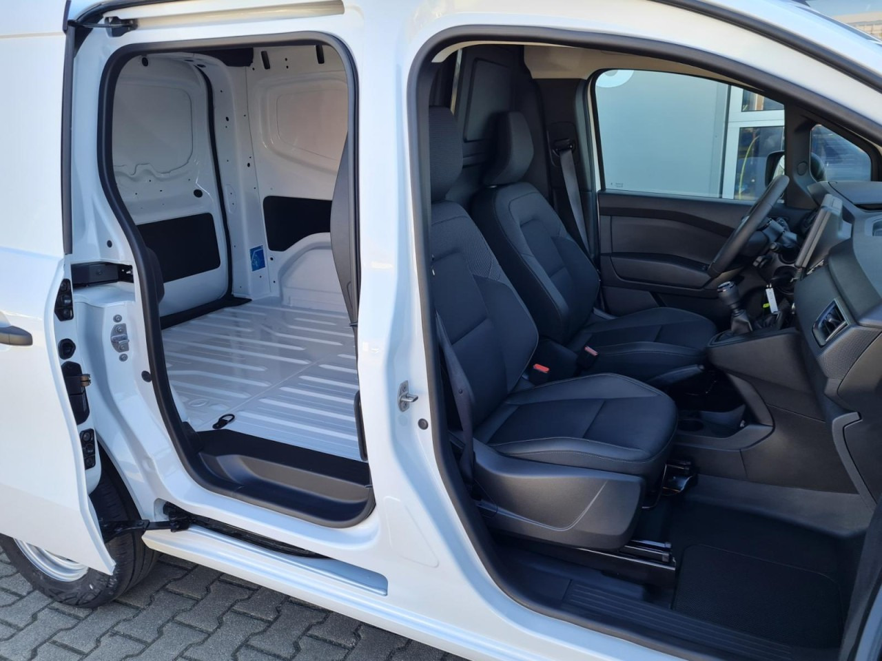 Renault Kangoo Van Kasten L1H1 TCe 1.3i KLIMA PDC TEMPOMAT - Van kecil: gambar 4 Renault Kangoo Van Kasten L1H1 TCe 1.3i KLIMA PDC TEMPOMAT - Van kecil: gambar 4