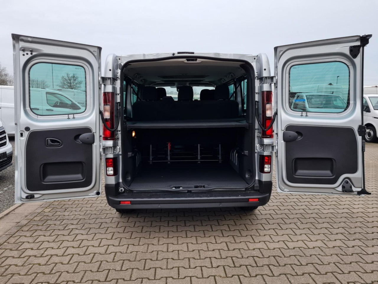 Renault Trafic Kombi 9-Sitze L2 Grand Equilibre KLIMA TEMPOMAT - Van kombi: gambar 5 Renault Trafic Kombi 9-Sitze L2 Grand Equilibre KLIMA TEMPOMAT - Van kombi: gambar 5