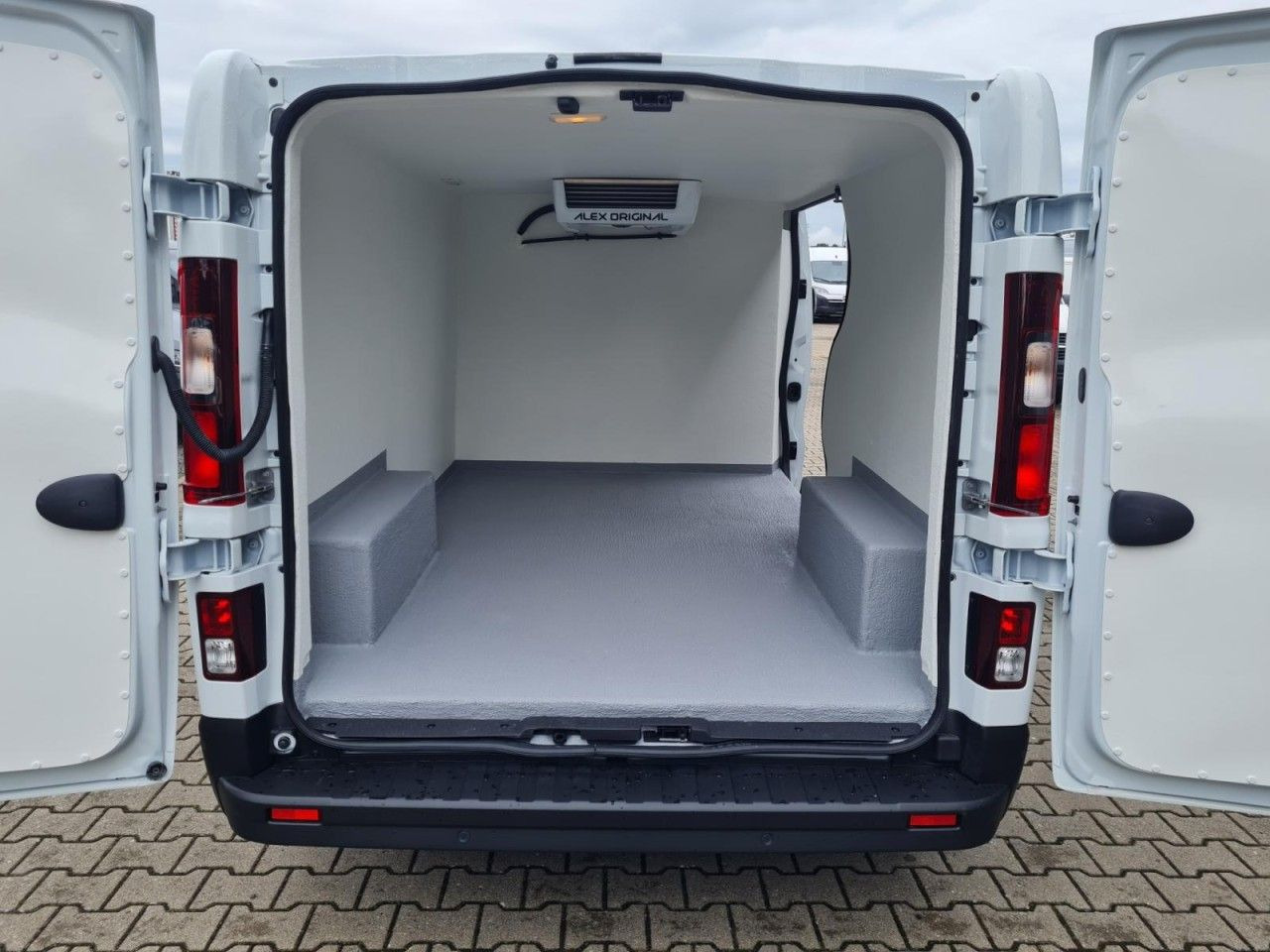 Renault Trafic Kühlkasten 3.0t L2 KLIMA LED NAVI_APP TEM - Van berpendingin: gambar 5 Renault Trafic Kühlkasten 3.0t L2 KLIMA LED NAVI_APP TEM - Van berpendingin: gambar 5