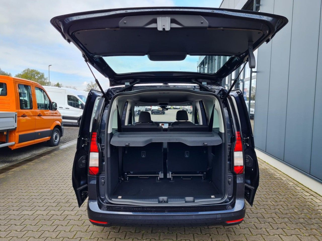 Volkswagen Caddy Maxi Kombi 7-Sitze 1.5 TSI DSG NAVI/APP TE - Mobil: gambar 5 Volkswagen Caddy Maxi Kombi 7-Sitze 1.5 TSI DSG NAVI/APP TE - Mobil: gambar 5