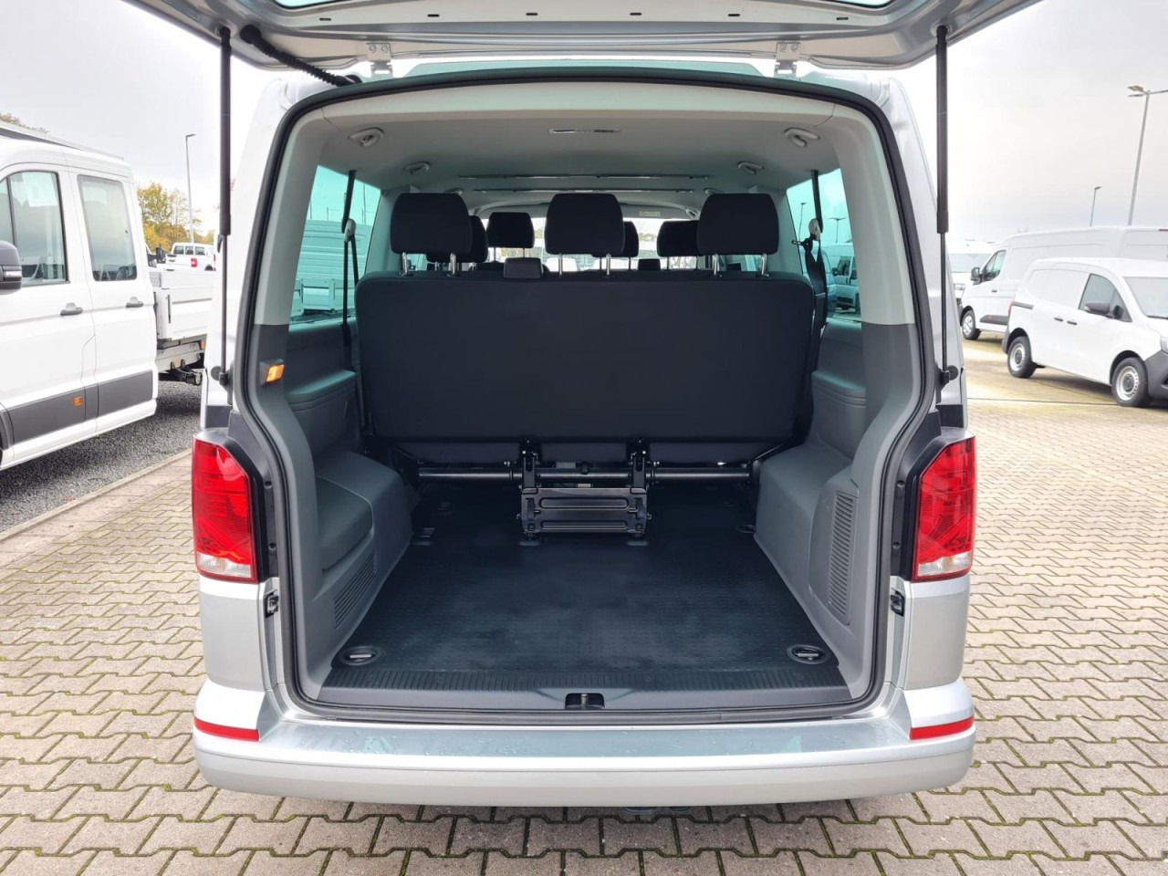 Van kombi Volkswagen T6.1 Caravelle TDI lang 9 Sitzer 2 Schiebetüren Trendl.: gambar 7