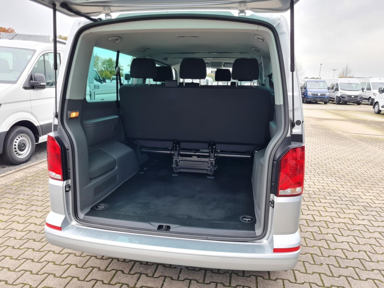 Van kombi Volkswagen T6.1 Caravelle TDI lang 9 Sitzer 2 Schiebetüren Trendl.: gambar 21