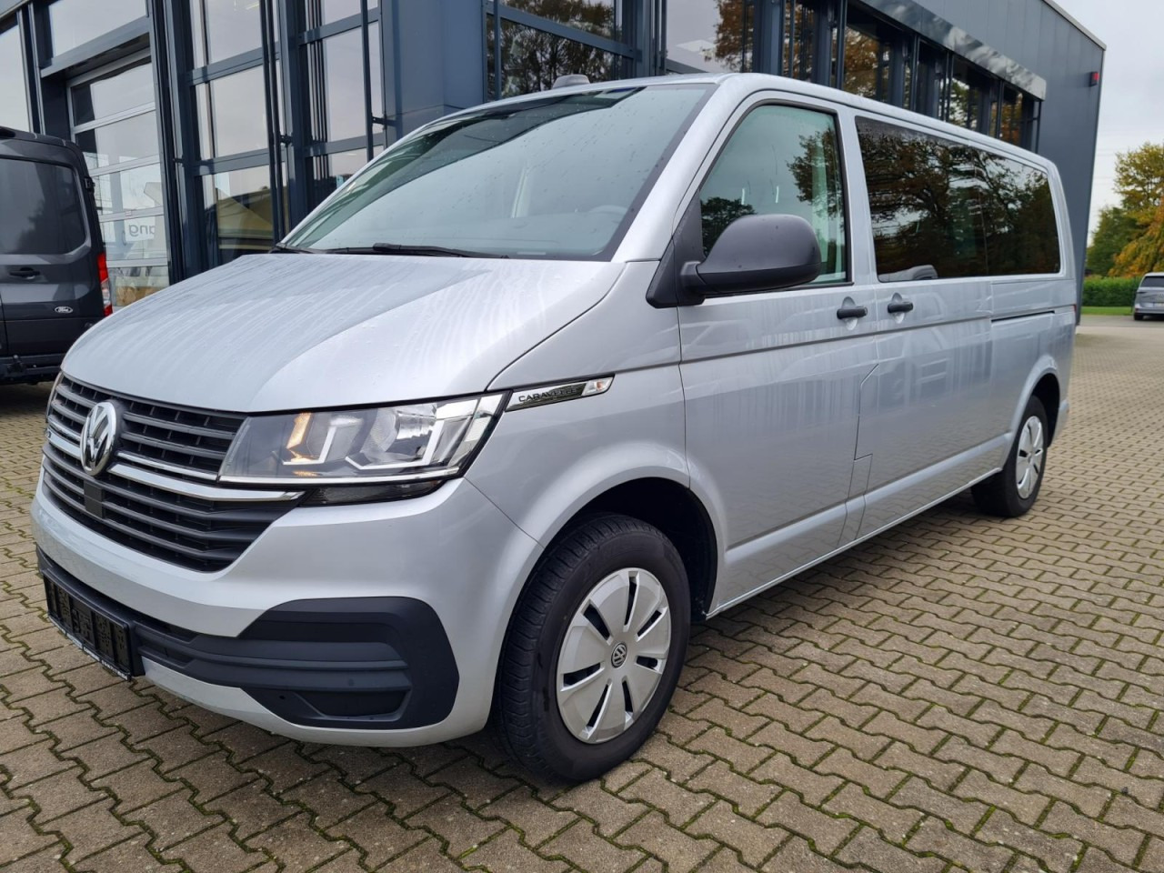 Volkswagen T6.1 Caravelle TDI lang 9 Sitzer 2 Schiebetüren Trendl. - Bus mini, Van penumpang: gambar 1 Volkswagen T6.1 Caravelle TDI lang 9 Sitzer 2 Schiebetüren Trendl. - Bus mini, Van penumpang: gambar 1