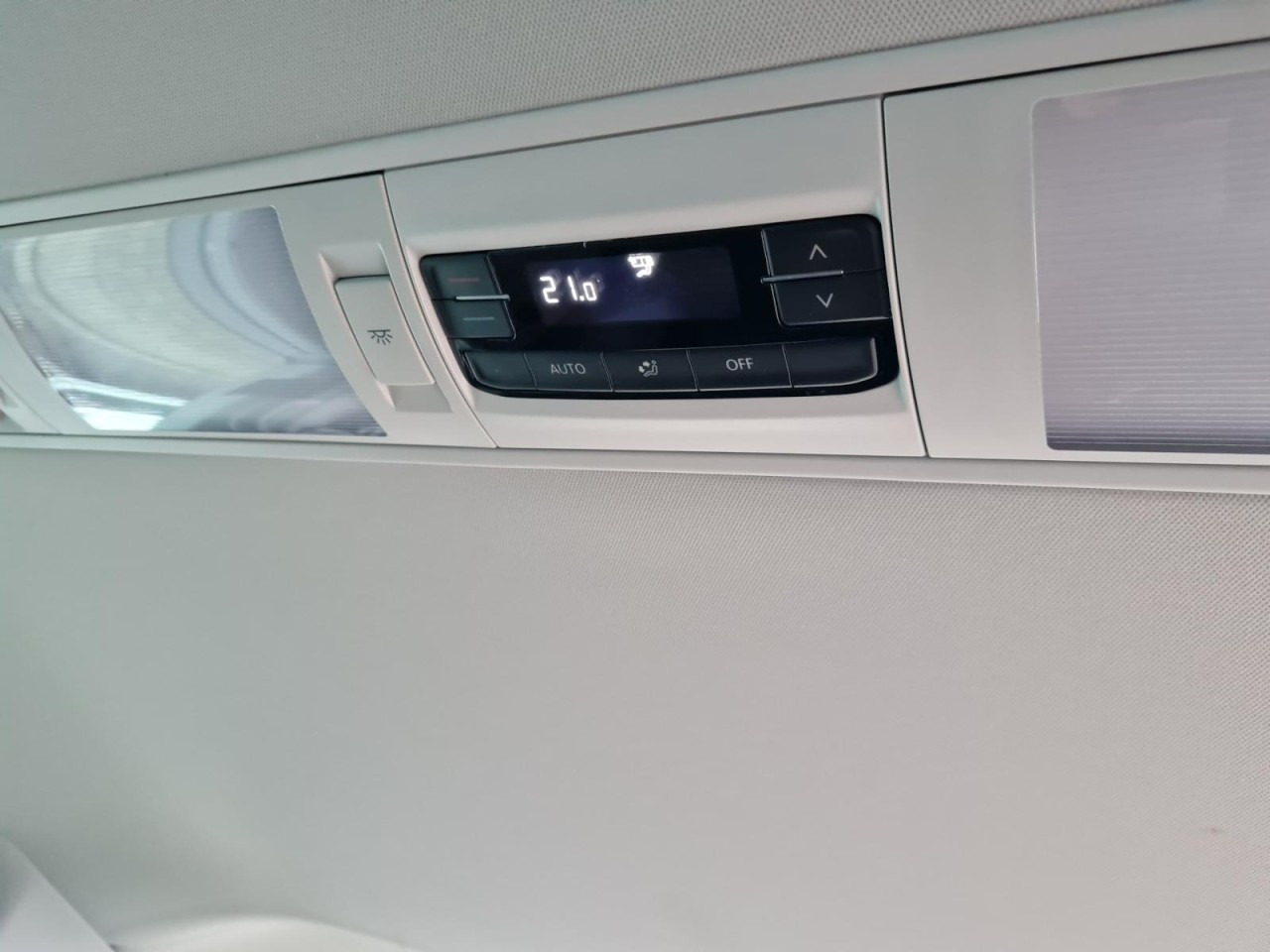 Van kombi Volkswagen T6.1 Caravelle TDI lang 9 Sitzer 2 Schiebetüren Trendl.: gambar 20