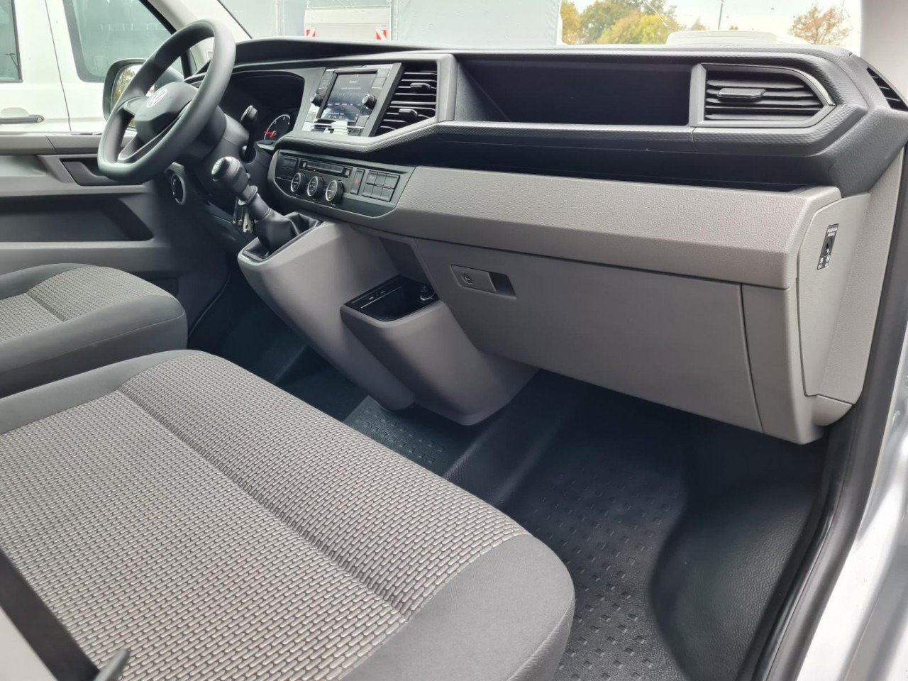 Van kombi Volkswagen T6.1 Caravelle TDI lang 9 Sitzer 2 Schiebetüren Trendl.: gambar 14