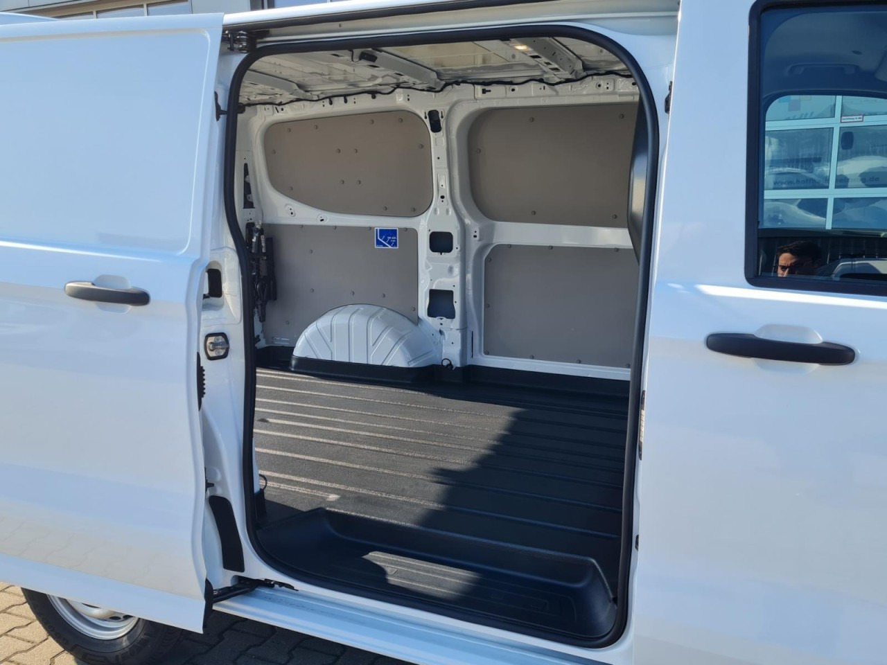 Volkswagen T7 Transporter Kasten TDi L1 Heckklappe KLIMA PDC - Van kecil: gambar 4 Volkswagen T7 Transporter Kasten TDi L1 Heckklappe KLIMA PDC - Van kecil: gambar 4