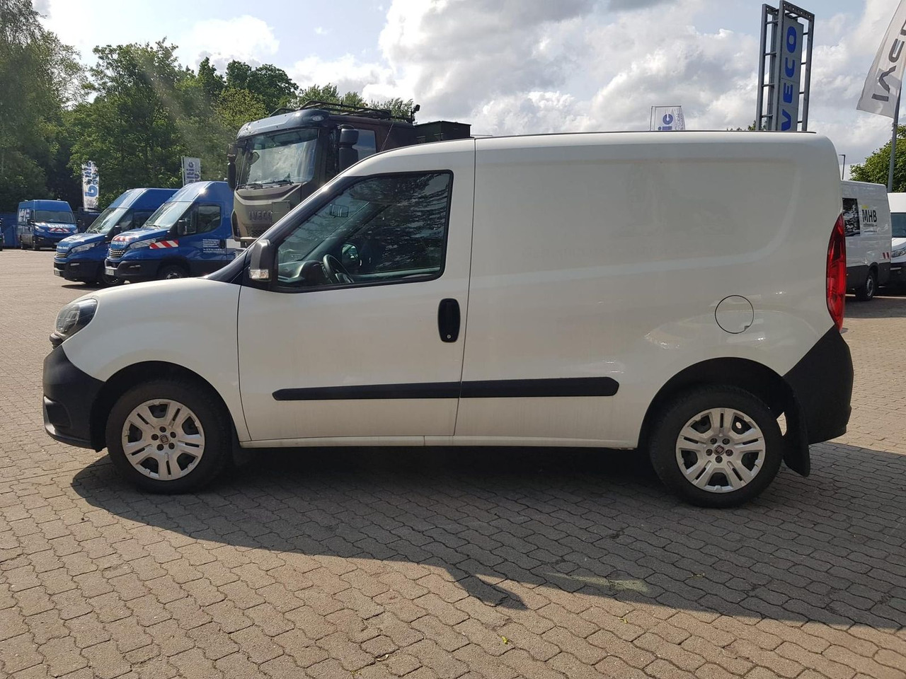 Fiat Doblo Kastenwagen SX 1.3 Klima, Radio mit Nav... - Van penumpang: gambar 2 Fiat Doblo Kastenwagen SX 1.3 Klima, Radio mit Nav... - Van penumpang: gambar 2