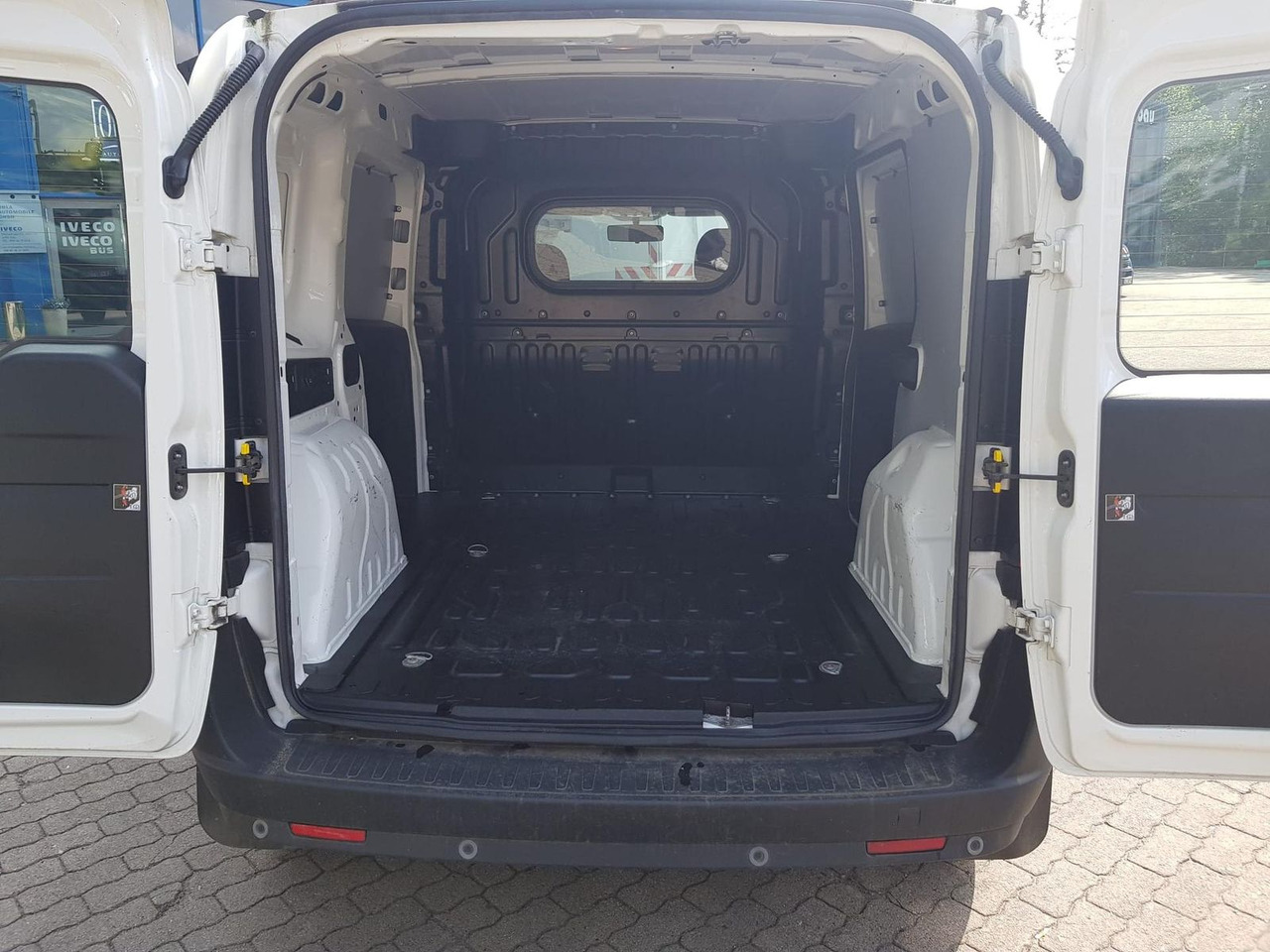 Fiat Doblo Kastenwagen SX 1.3 Klima, Radio mit Nav... - Van penumpang: gambar 5 Fiat Doblo Kastenwagen SX 1.3 Klima, Radio mit Nav... - Van penumpang: gambar 5