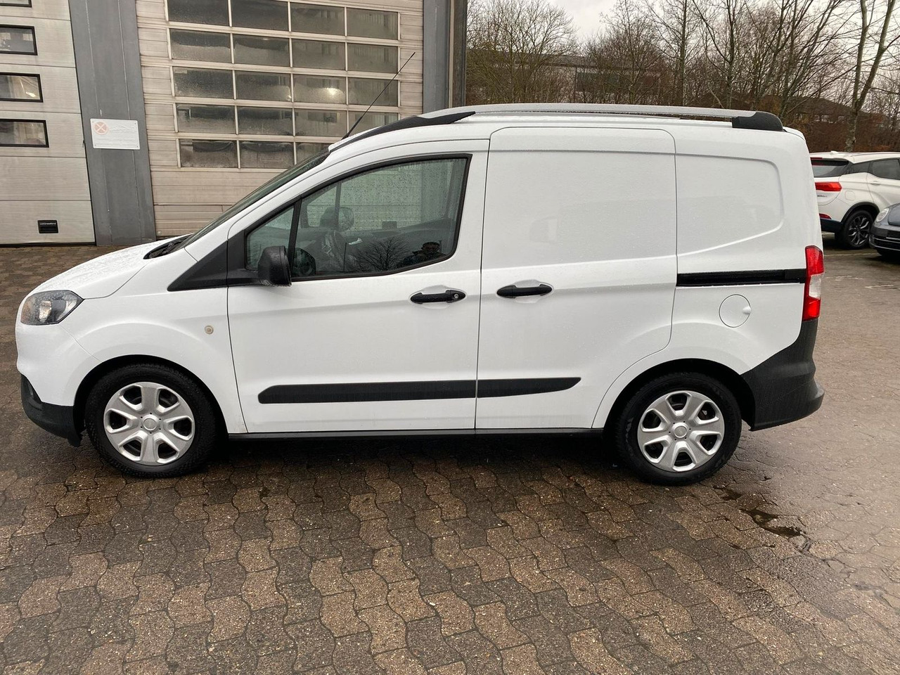 Ford Transit Courier 1.0 Trend Klima, AHK, RFK - Van penumpang: gambar 3 Ford Transit Courier 1.0 Trend Klima, AHK, RFK - Van penumpang: gambar 3