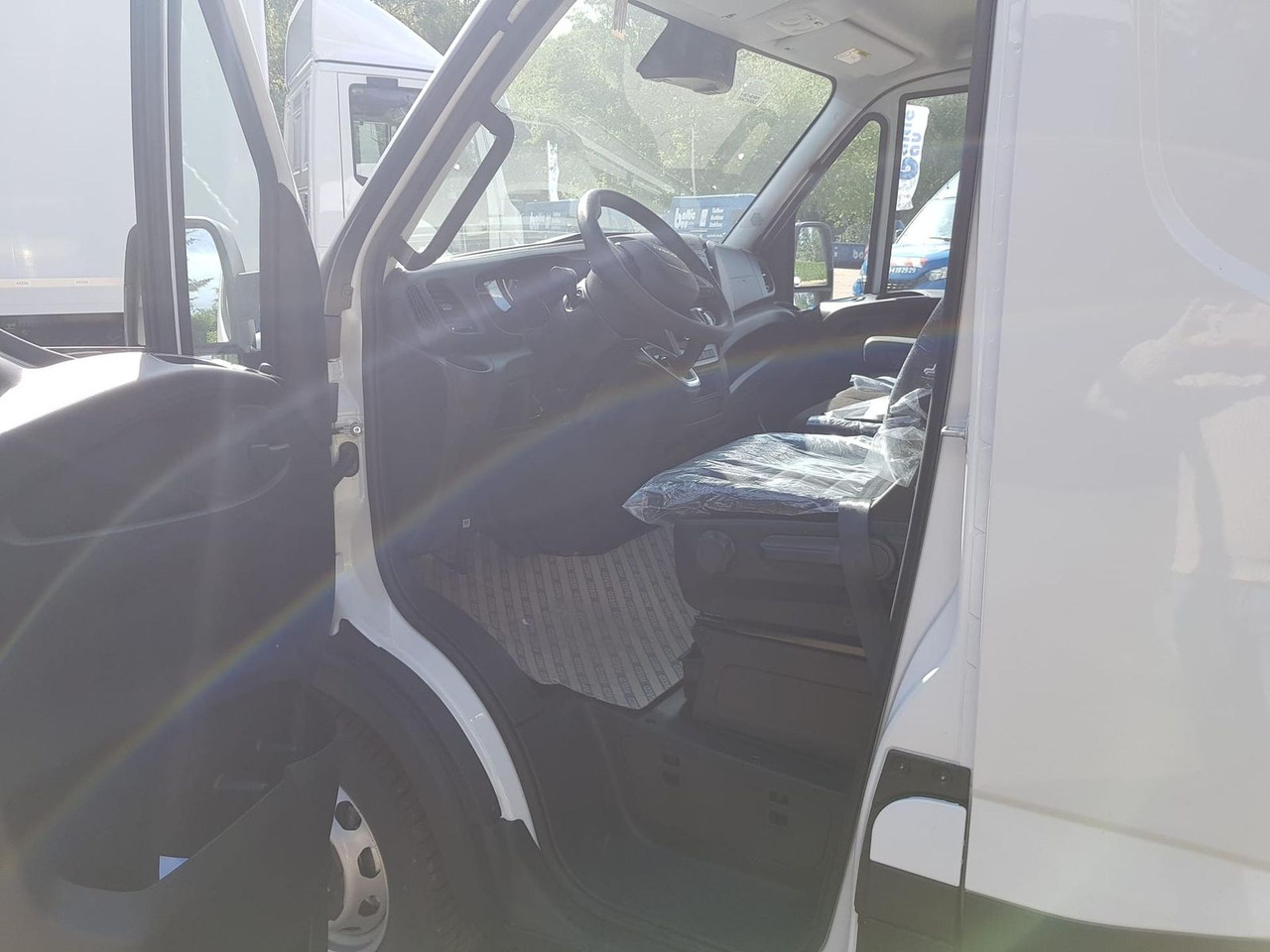 Van panel Iveco Daily 35S14A8 V Y mit Rückfahrkamera und Radi...: gambar 10