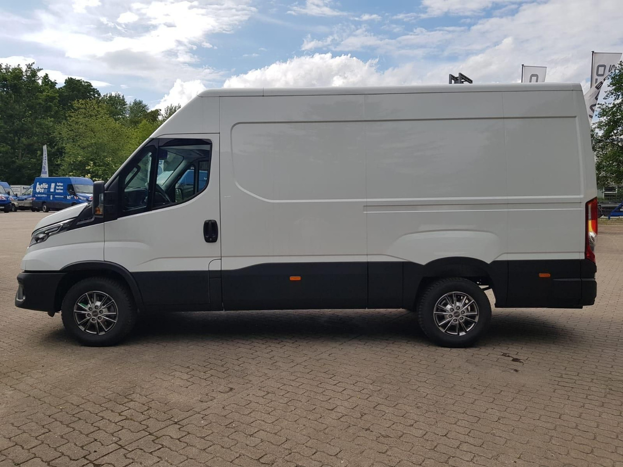 Iveco Daily 35S18HA8 V 3520L mit AHK, Rückfahrkamer... - Van panel: gambar 2 Iveco Daily 35S18HA8 V 3520L mit AHK, Rückfahrkamer... - Van panel: gambar 2