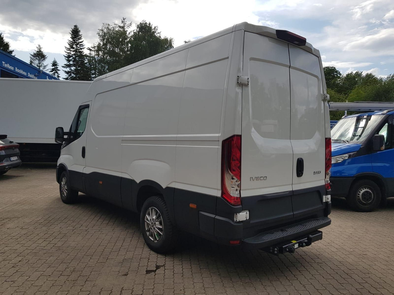Iveco Daily 35S18HA8 V 3520L mit AHK, Rückfahrkamer... - Van panel: gambar 3 Iveco Daily 35S18HA8 V 3520L mit AHK, Rückfahrkamer... - Van panel: gambar 3