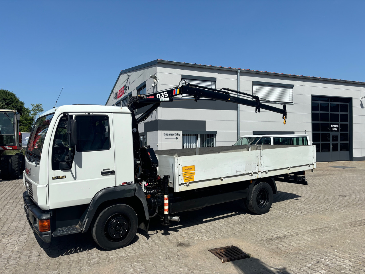MAN 8.163 L2000 Pritsche+Kran Hiab 035 - Truk flatbed, Truk derek: gambar 2 MAN 8.163 L2000 Pritsche+Kran Hiab 035 - Truk flatbed, Truk derek: gambar 2
