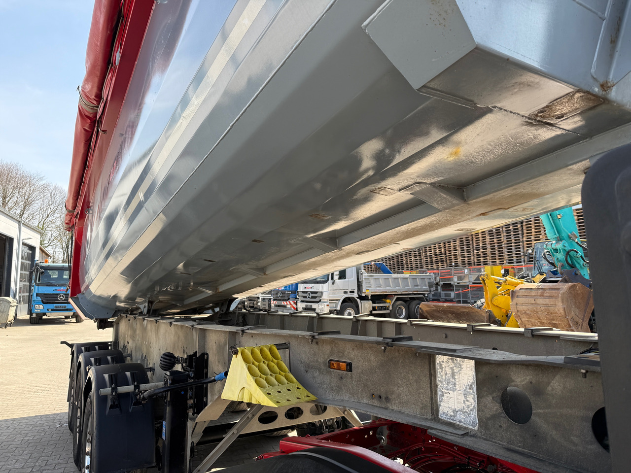 Truk jungkit Mercedes-Benz 1851 Arocs ECHTER 4x4 mit Schmitz Kippauflieger: gambar 19