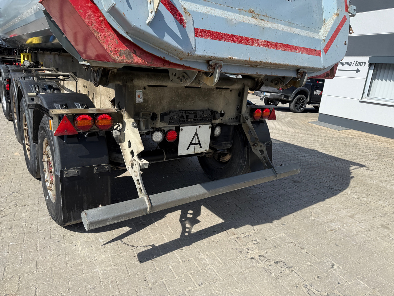 Truk jungkit Mercedes-Benz 1851 Arocs ECHTER 4x4 mit Schmitz Kippauflieger: gambar 7