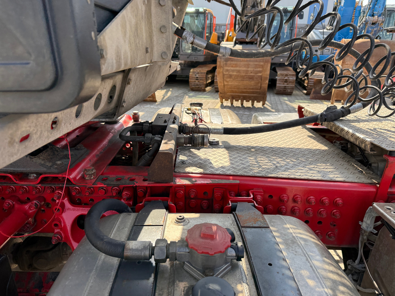 Truk jungkit Mercedes-Benz 1851 Arocs ECHTER 4x4 mit Schmitz Kippauflieger: gambar 9