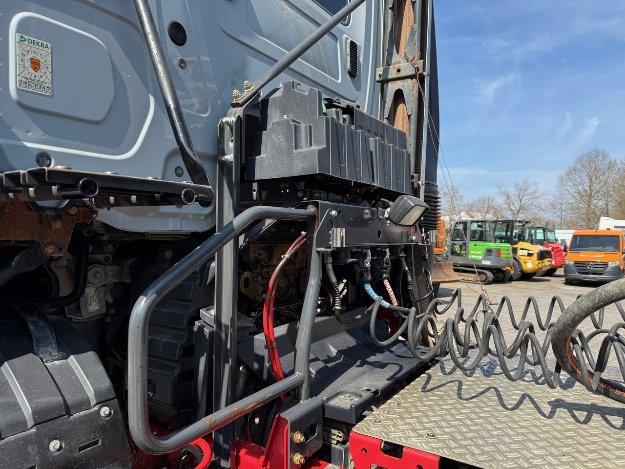 Truk jungkit Mercedes-Benz 1851 Arocs ECHTER 4x4 mit Schmitz Kippauflieger: gambar 12