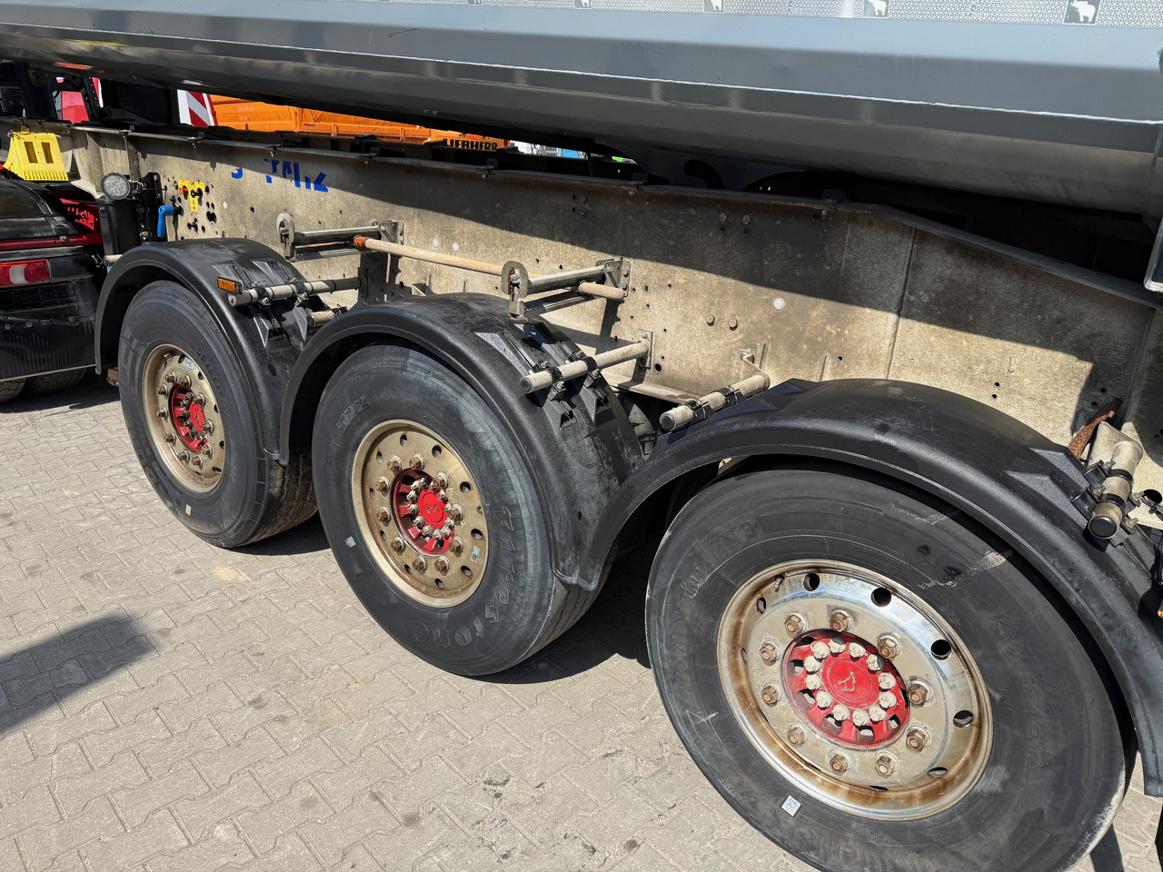 Truk jungkit Mercedes-Benz 1851 Arocs ECHTER 4x4 mit Schmitz Kippauflieger: gambar 15