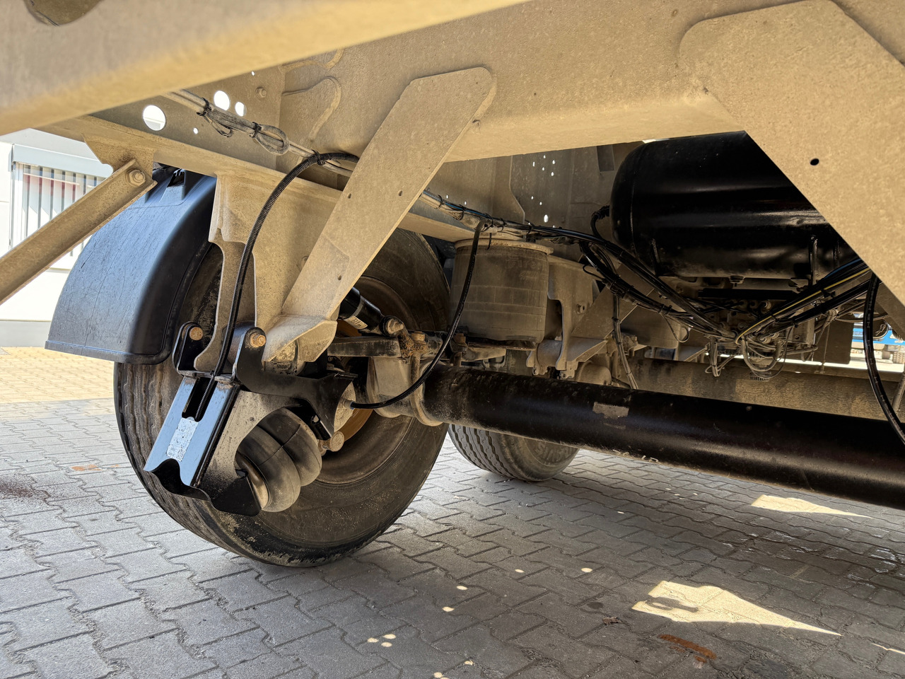 Truk jungkit Mercedes-Benz 1851 Arocs ECHTER 4x4 mit Schmitz Kippauflieger: gambar 14