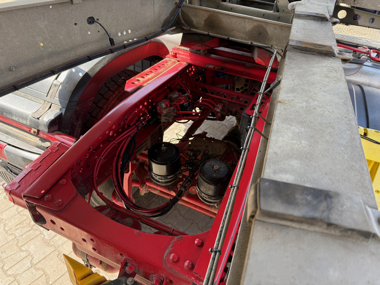 Truk jungkit Mercedes-Benz 1851 Arocs ECHTER 4x4 mit Schmitz Kippauflieger: gambar 18