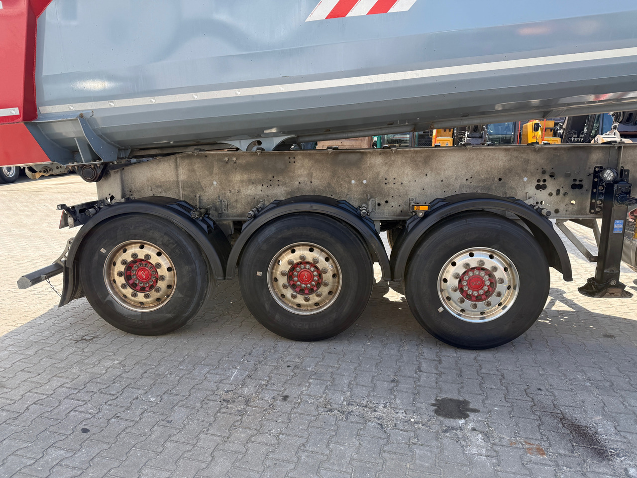 Truk jungkit Mercedes-Benz 1851 Arocs ECHTER 4x4 mit Schmitz Kippauflieger: gambar 17