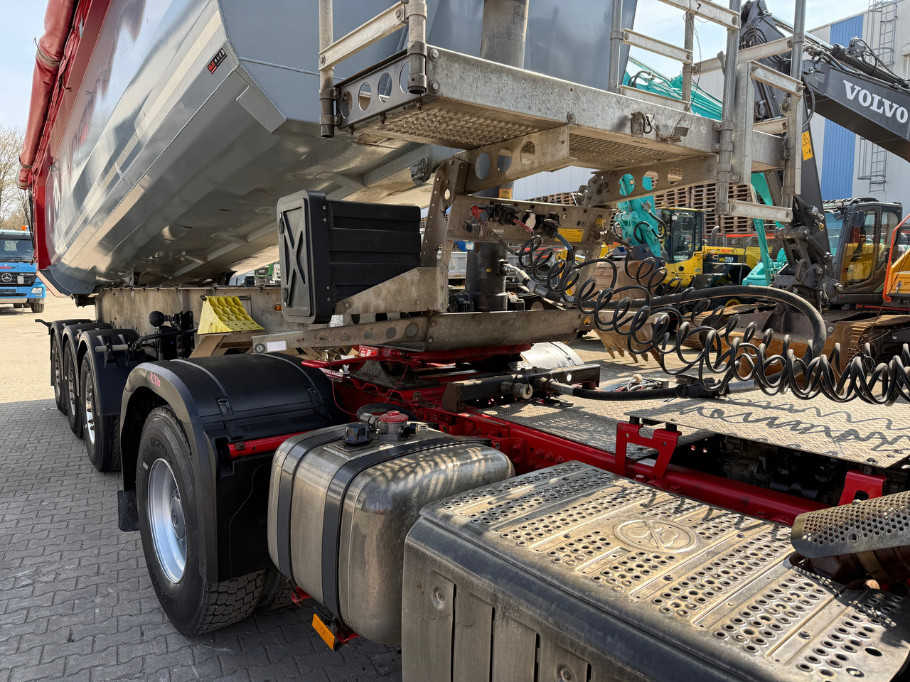 Truk jungkit Mercedes-Benz 1851 Arocs ECHTER 4x4 mit Schmitz Kippauflieger: gambar 20