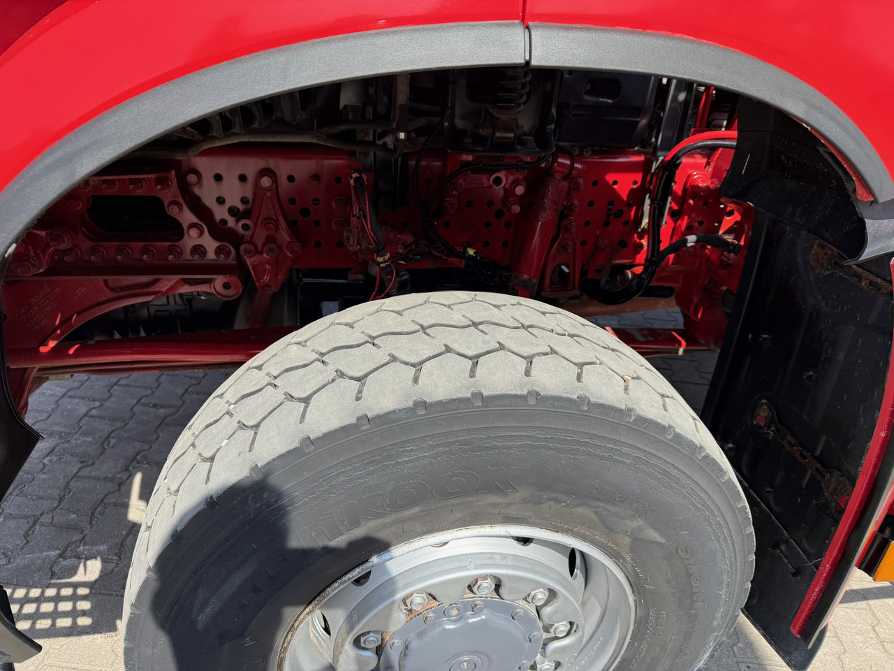 Truk jungkit Mercedes-Benz 1851 Arocs ECHTER 4x4 mit Schmitz Kippauflieger: gambar 10