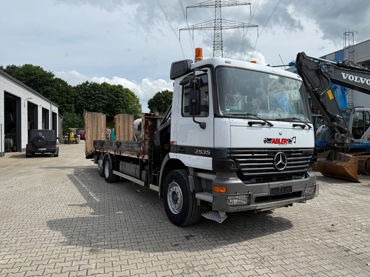 Mercedes-Benz 2535 Actros MP1 Baumaschinentransporter mit Kran und Rampen - Truk pengangkut mobil, Truk derek: gambar 3 Mercedes-Benz 2535 Actros MP1 Baumaschinentransporter mit Kran und Rampen - Truk pengangkut mobil, Truk derek: gambar 3