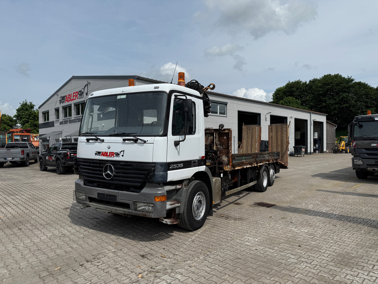 Mercedes-Benz 2535 Actros MP1 Baumaschinentransporter mit Kran und Rampen - Truk pengangkut mobil, Truk derek: gambar 2 Mercedes-Benz 2535 Actros MP1 Baumaschinentransporter mit Kran und Rampen - Truk pengangkut mobil, Truk derek: gambar 2