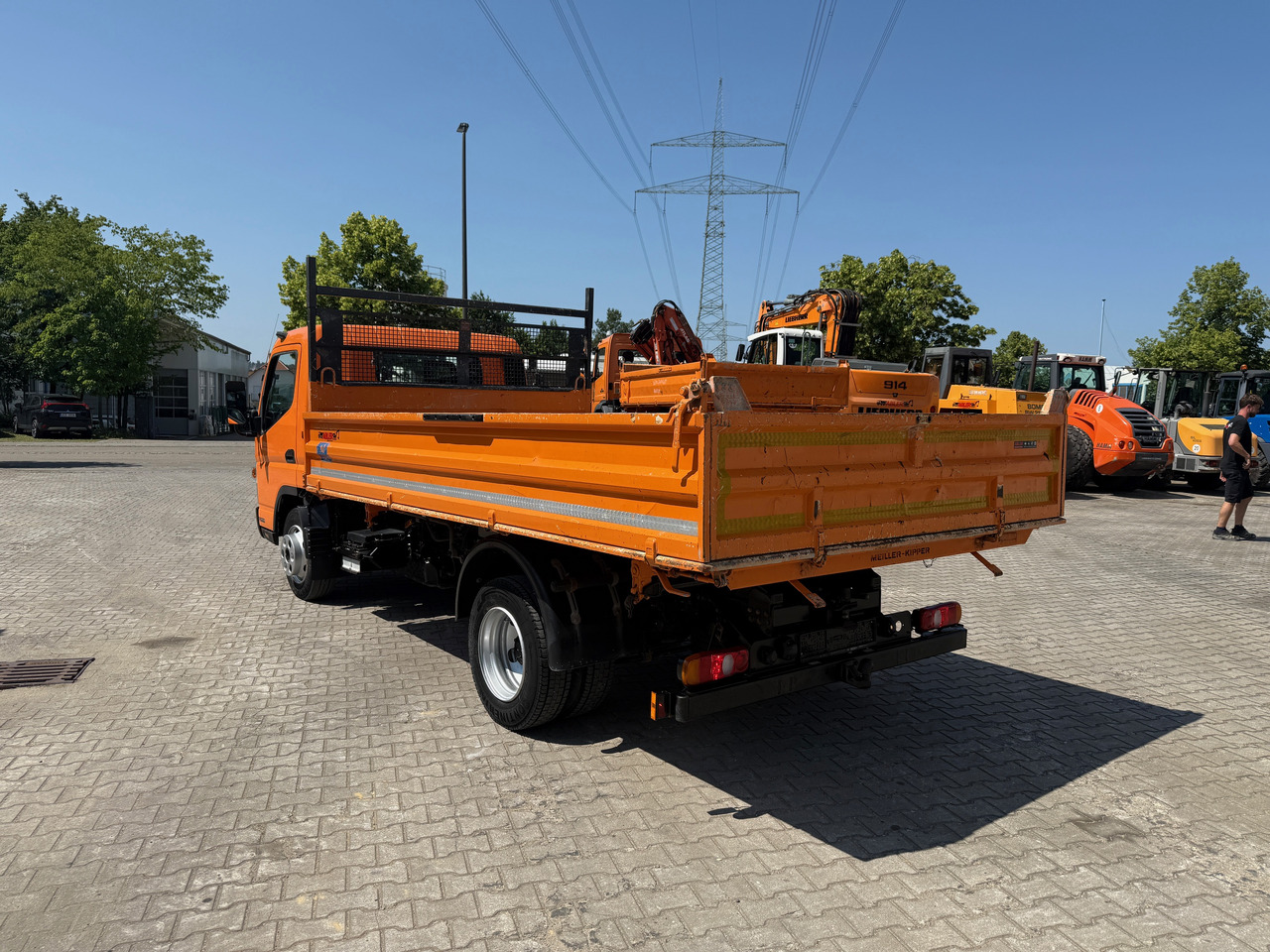 Mitsubishi Fuso Canter 3-Seiten-Kipper - Truk jungkit: gambar 5 Mitsubishi Fuso Canter 3-Seiten-Kipper - Truk jungkit: gambar 5