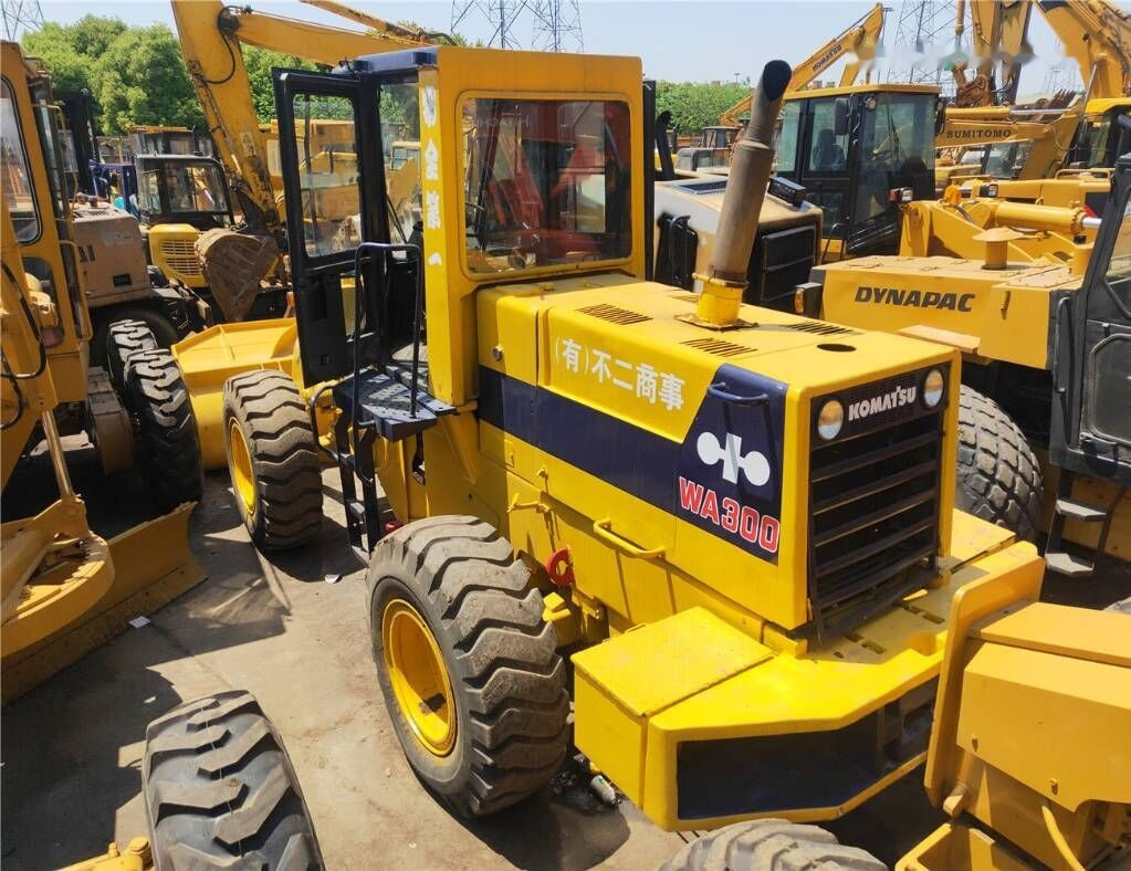 Komatsu WA300 - Wheel loader: gambar 1 Komatsu WA300 - Wheel loader: gambar 1